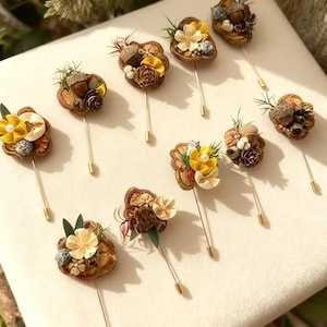 Puede incluir: Una taza de cerámica blanca con un asa negra y el texto "But First, Coffee" en negrita negra. La taza está sobre un fondo borroso. La taza mide aproximadamente 10 cm de altura.