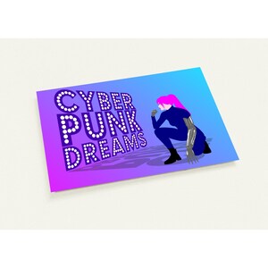 Può includere: Biglietto rettangolare con sfondo sfumato viola e blu. Il biglietto presenta il testo "CYBER PUNK DREAMS" in bianco, con lettere a puntini. Una figura con i capelli rosa e un braccio robotico è accovacciata sul lato destro del biglietto.