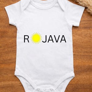Könnte beinhalten: Weißer Baby-Body mit kurzen Ärmeln. Der Text "R JAVA" ist in Schwarz gedruckt, mit einer gelben Sonnengrafik zwischen den Buchstaben. Der Body besteht aus weichem Stoff und hat Druckknöpfe.