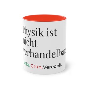 Könnte beinhalten: Weißer Keramikbecher mit rotem Innenraum und Rand. Der Becher hat einen schwarzen Text mit der Aufschrift „Physik ist nicht verhandelbar“ und die Wörter „Links. Grün. Veredelt.“ in Grün und Rot.