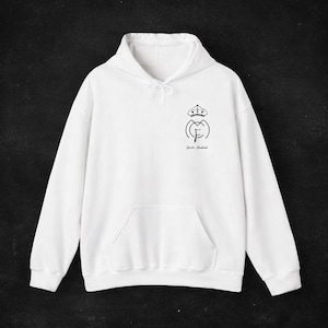 Sudadera con capucha del Real Madrid con collage / Escudo del logotipo minimalista en la parte delantera y foto en la parte trasera imagen 1