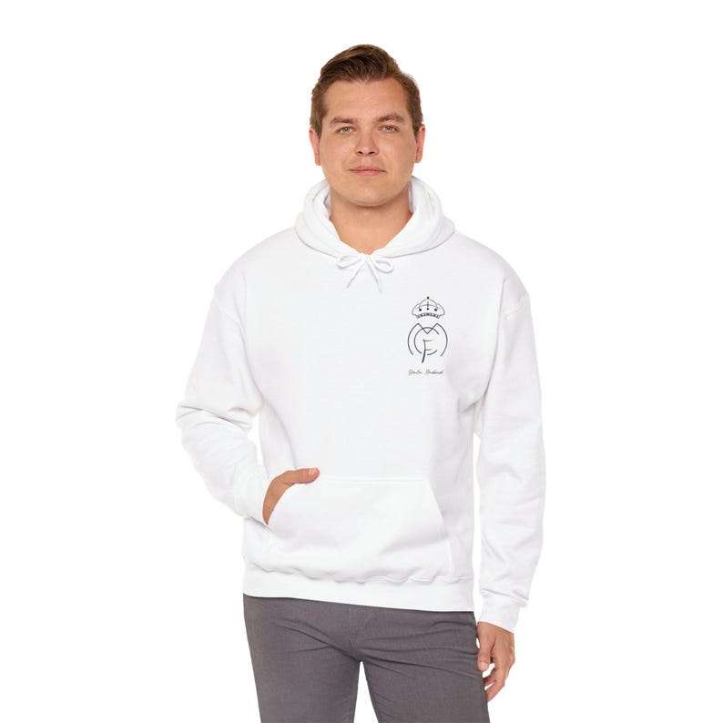 Sudadera con capucha del Real Madrid con collage / Escudo del logotipo minimalista en la parte delantera y foto en la parte trasera imagen 5
