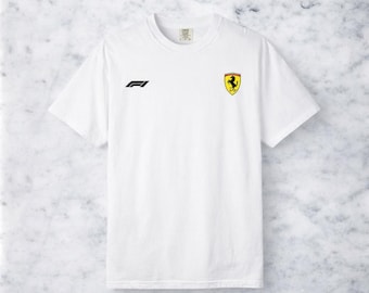 Camiseta amarilla con el escudo del Cavallino Rampante y logotipo pequeño en el pecho