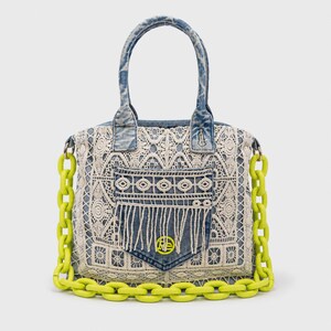 Può includere: Una borsa in denim blu lavaggio acido con un intricato rivestimento in pizzo color crema, una tasca frontale con frange, due manici superiori e una spessa tracolla a catena in plastica giallo neon brillante sui lati.