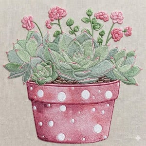 Puede incluir: Imagen bordada de una planta suculenta en una maceta rosa con lunares blancos. La suculenta tiene hojas verdes con bordes rosas y flores rosas. La maceta está llena de tierra marrón.