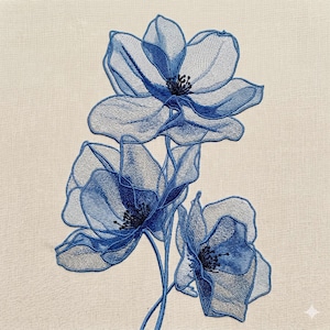 Könnte beinhalten: Gesticktes Kunstwerk mit drei blauen Blumen mit zarten, durchscheinenden Blütenblättern und dunklen Zentren. Die Blumen sind auf einem beigefarbenen Stoffhintergrund gestickt und schaffen ein strukturiertes, künstlerisches Blumendesign.