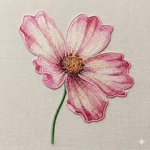 Può includere: Fiore ricamato rosa e bianco con centro giallo e stelo verde. Il fiore presenta cuciture dettagliate su uno sfondo di tessuto neutro. I petali hanno un aspetto stratificato.