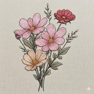 Può includere: Bouquet floreale ricamato con fiori di cosmo rosa, pesca e rossi con centri gialli e foglie verdi. I fiori sono disposti su uno sfondo di lino neutro, che mostra cuciture dettagliate.