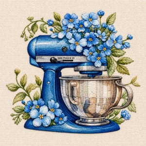 Puede incluir: Una batidora de pie azul bordada con un tazón metálico, adornada con racimos de flores azules y hojas verdes. La batidora presenta un panel de control plateado con el texto Series 7 4 8 6 10 impreso en negro sobre un fondo de tela clara.