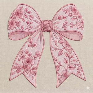 以下が含まれることがあります： 淡いピンクの花柄と詳細な花びらや葉が刺繍されたリボンのデザイン。リボンには中央の結び目と2本の長く垂れ下がった端があり、ニュートラルな布地を背景に、より濃いピンクの糸で縁取りが施されています。