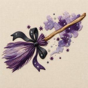 Peut inclure: Une broderie sur tissu beige représentant un balai aux poils violets et au manche en bois marron. Un ruban noir orné d'étoiles blanches est noué autour du balai. Des nuages violets et de petites étoiles brodées entourent le balai.