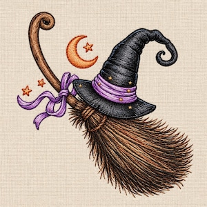 Könnte beinhalten: Ein gesticktes Motiv mit einem braunen Besenstiel und einer violetten Schleife, gekrönt von einem schwarzen Hexenhut mit violettem Band und kleinen gelben Sternen. Eine orangefarbene Mondsichel und drei kleine orange Sterne umgeben den Besen.