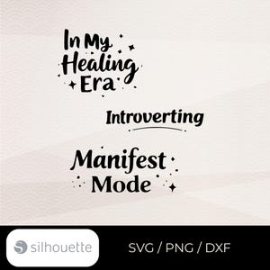 Könnte beinhalten: Schwarzer Text auf hellem Hintergrund mit den Phrasen "In My Healing Era," "Introverting" und "Manifest Mode." Das Bild enthält auch ein Silhouette-Logo und Dateitypinformationen: SVG, PNG und DXF.