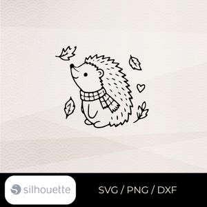 Può includere: Un'illustrazione a linee bianche e nere di un riccio che indossa una sciarpa a quadri, circondato da foglie autunnali fluttuanti e da un piccolo cuore. Il design è presentato come file grafico digitale nei formati SVG, PNG e DXF.