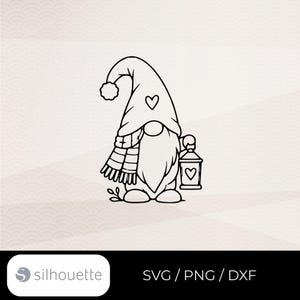 Könnte beinhalten: Eine schwarz-weiße Strichzeichnung eines Gnoms, der eine hohe Mütze mit Bommel und Herzdetail trägt. Der Gnom hat einen langen Bart, einen gestreiften Schal und hält eine Laterne mit Herzausschnitt. Der Text SVG PNG DXF ist zu sehen.