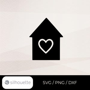 Könnte beinhalten: Eine schwarze Silhouette eines Haussymbols mit einer weiß umrandeten Herzform in der Mitte. Unter dem Symbol zeigt ein weißes rechteckiges Etikett den Text "silhouette" gefolgt von den Dateiformaten "SVG / PNG / DXF" in weißer Schrift.