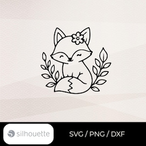 Può includere: Un'illustrazione in bianco e nero a tratto di una volpe con un piccolo fiore sulla testa, incorniciata da due rami frondosi. La volpe ha gli occhi chiusi e una coda folta. L'immagine include il testo SVG, PNG, DXF nell'angolo in basso a destra.