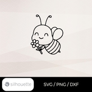 Puede incluir: Una ilustración de arte lineal en blanco y negro de una abeja sonriente que sostiene una pequeña flor. La abeja presenta dos antenas, alas redondeadas y un abdomen a rayas. Debajo del gráfico, el texto dice silhouette seguido de SVG / PNG / DXF.