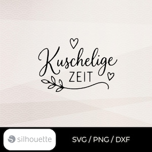 Könnte beinhalten: Ein schwarzes digitales Grafikdesign mit dem deutschen Text Kuschelige ZEIT in einer Kombination aus Schreibschrift und serifenloser Schrift. Das Design enthält zwei kleine Herzumrisse und ein dekoratives Blattzweig-Element unter dem Text.
