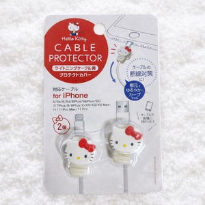 Puede incluir: Una taza de cerámica blanca con un asa negra y el texto "But First, Coffee" en un estilo manuscrito. La taza está sobre una superficie blanca. La taza mide aproximadamente 10 cm de alto.