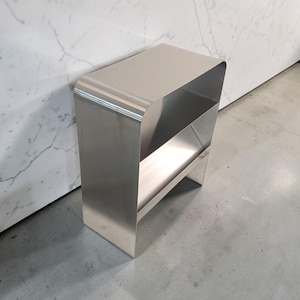 Sidobord i rostfritt stål med tidskriftshylla | Minimalistiskt nattduksbord