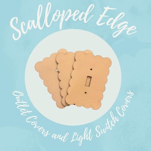 Puede incluir: Cubiertas de interruptores de luz de madera con un diseño de borde festoneado. Las cubiertas son de color marrón claro y se muestran sobre un fondo azul claro. El texto de la imagen dice "Scalloped Edge Outlet Covers and Light Switch Covers."