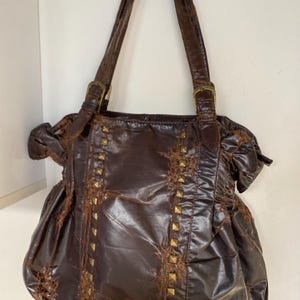 Borsa a tracolla vintage marrone scuro con borchie, borsa hobo boho anni 2000, borsa tote morbida e arricciata, borsa vintage grunge