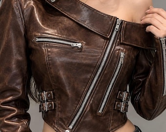 Braune Bikerjacke aus Leder für Damen, kurze asymmetrische Motorradjacke mit Reißverschluss