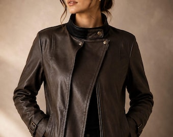 Damen-Motorradjacke aus braunem Leder im Used-Look, schmal geschnittener Biker-Stil, asymmetrischer Reißverschluss