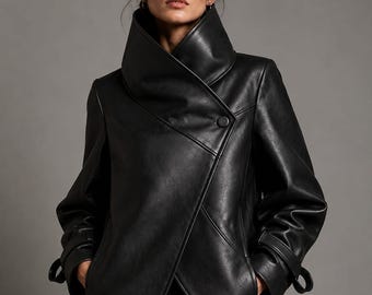 Schwarze Wickeljacke aus Kunstleder, hoher Kragen, asymmetrischer Biker-Stil