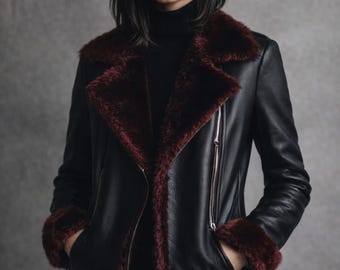 Luxus schwarze Lederjacke mit burgunderfarbenem Lammfellbesatz, Damen Winter Bikermantel