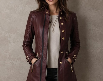Lange Damen-Lederjacke im Militärstil, burgunderrot, schmal geschnitten, gesteppte Schultern