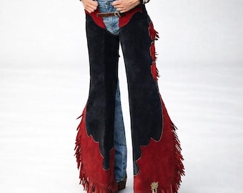 Schwarze Wildleder Lederchaps mit roten Fransen, Western Cowgirl Rodeo Stil