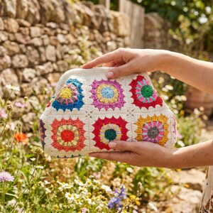 Granny Square Crochet Clutch | Cream Kiss Lock Frame Bag (26x17cm)