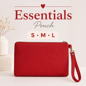 Op de afbeelding: Een rechthoekig rood stoffen tasje met een bijpassend polsbandje en een zilveren ritssluiting. Boven het tasje staat de tekst Essentials Pouch met een klein hartje en de letters S, M en L die de beschikbare maten aangeven.
