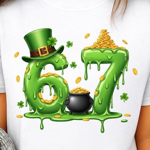 Puede incluir: Camiseta blanca con un diseño verde goteante "67", un sombrero de duende, tréboles y monedas de oro. Una olla negra de oro se encuentra debajo de los números, con monedas dispersas.