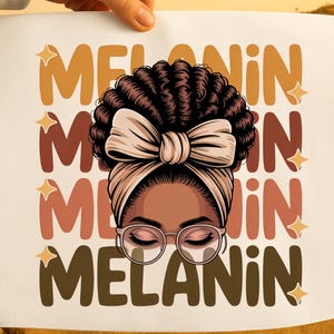 Puede incluir: Una impresión con una ilustración estilizada de una mujer de piel oscura, que lleva gafas y un pañuelo en la cabeza con un lazo. La palabra "MELANIN" se muestra en letras grandes, con la letra "M" repetida encima.