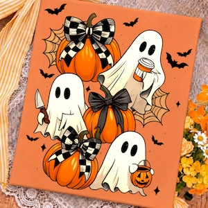 Puede incluir: Un lienzo rectangular de color naranja con tres calabazas naranjas adornadas con lazos a cuadros blancos y negros o negros sólidos, tres fantasmas blancos, telarañas y murciélagos negros. Un fantasma sostiene una taza de café, otro un cuchillo y otro un cubo.