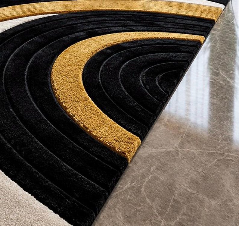 Pode incluir: Um tapete de pel&uacute;cia com um padr&atilde;o geom&eacute;trico de semic&iacute;rculos conc&ecirc;ntricos em cores alternadas preto e amarelo mostarda. O tapete tem uma textura de pelo alto e baixo que cria sulcos profundos e cristas elevadas no design curvo.
