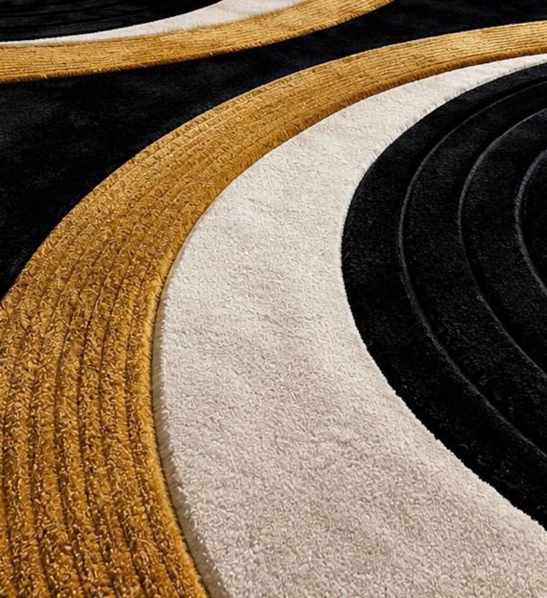 Pode incluir: Um tapete felpudo com um padr&atilde;o geom&eacute;trico arrojado de c&iacute;rculos conc&ecirc;ntricos e curvas amplas. O design consiste em sec&ccedil;&otilde;es de preto profundo, amarelo mostarda quente e branco creme com uma superf&iacute;cie texturizada de pelo alto.
