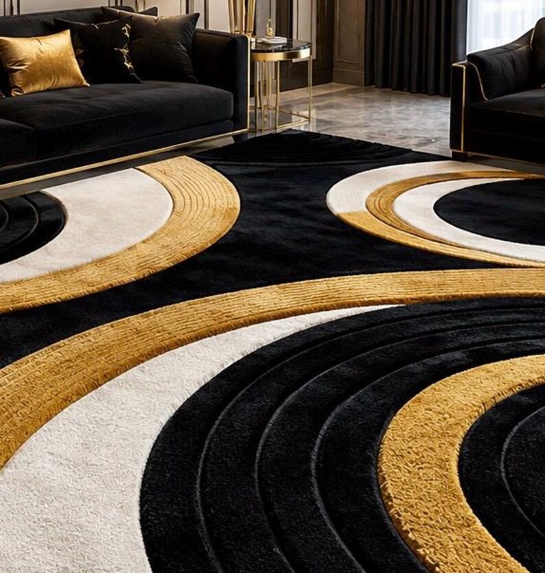 Pode incluir: Um tapete grande com um padr&atilde;o geom&eacute;trico arrojado de c&iacute;rculos conc&ecirc;ntricos em preto, branco e dourado. O design utiliza uma textura de pelo alto e baixo para criar profundidade, com faixas circulares douradas e brancas sobre uma base preta.