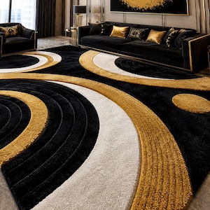 Pode incluir: Um tapete grande com um padr&atilde;o geom&eacute;trico arrojado de c&iacute;rculos conc&ecirc;ntricos e faixas curvas. O design apresenta uma paleta de cores de alto contraste em preto profundo, dourado met&aacute;lico e creme, com alturas de pelo variadas que criam textura.