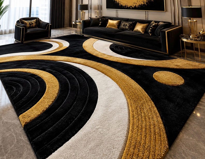 Pode incluir: Um tapete grande com um padr&atilde;o geom&eacute;trico arrojado de c&iacute;rculos conc&ecirc;ntricos e faixas curvas. O design apresenta uma paleta de cores de alto contraste em preto profundo, dourado met&aacute;lico e creme, com alturas de pelo variadas que criam textura.