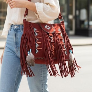 Handgjord axelväska i mocka med westernfransar, boho-väska i äkta läder, specialtillverkad på beställning,