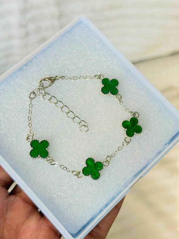 Handmade Green Clover Flower Bracelet, Silver Plated Four Leaf Clover Jewelry, Malachite Style Charm Bracelet, Minimalist Gift for Women.