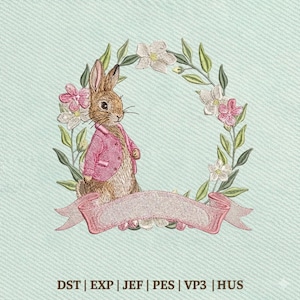 Può includere: Design ricamato con un coniglio marrone con una giacca rosa, all'interno di una ghirlanda floreale e uno stendardo rosa. Il design include fiori rosa e bianchi e foglie verdi su sfondo azzurro.