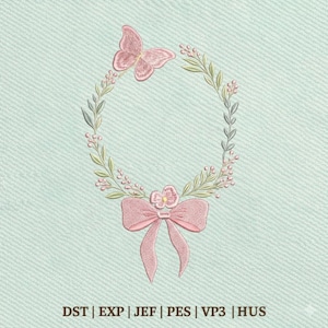 Könnte beinhalten: Gesticktes Design mit einem rosa Schmetterling über einem Kranz aus grünen Blättern und rosa Beeren, mit einer rosa Schleife am Boden. Auf hellblauem Hintergrund. Text unten: DST | EXP | JEF | PES | VP3 | HUS.
