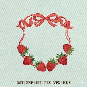 Puede incluir: Diseño bordado con un lazo de cinta roja y una corona de fresas rojas con hojas verdes. El diseño está sobre un fondo azul claro texturizado. Formatos de archivo de bordado en la parte inferior.