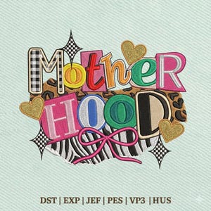 以下が含まれることがあります： 様々なパターンと色で「Motherhood」と書かれたカラフルな刺繍デザイン。 デザインにはリボン、ハート、スターバーストが含まれており、アニマルプリントとゼブラストライプの背景があります。