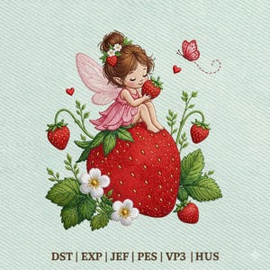 Può includere: Un disegno ricamato con una fata in un vestito rosa seduta su una grande fragola rossa. La fata ha i capelli castani e le ali rosa. Nel disegno sono inclusi anche fragole, fiori bianchi e una farfalla.